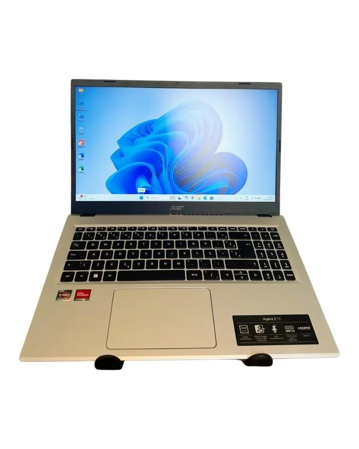 Notebook seminovo Acer, visto de frente, tela ligada
