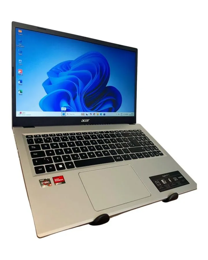 Notebook seminovo Acer, visto de lado, tela ligada