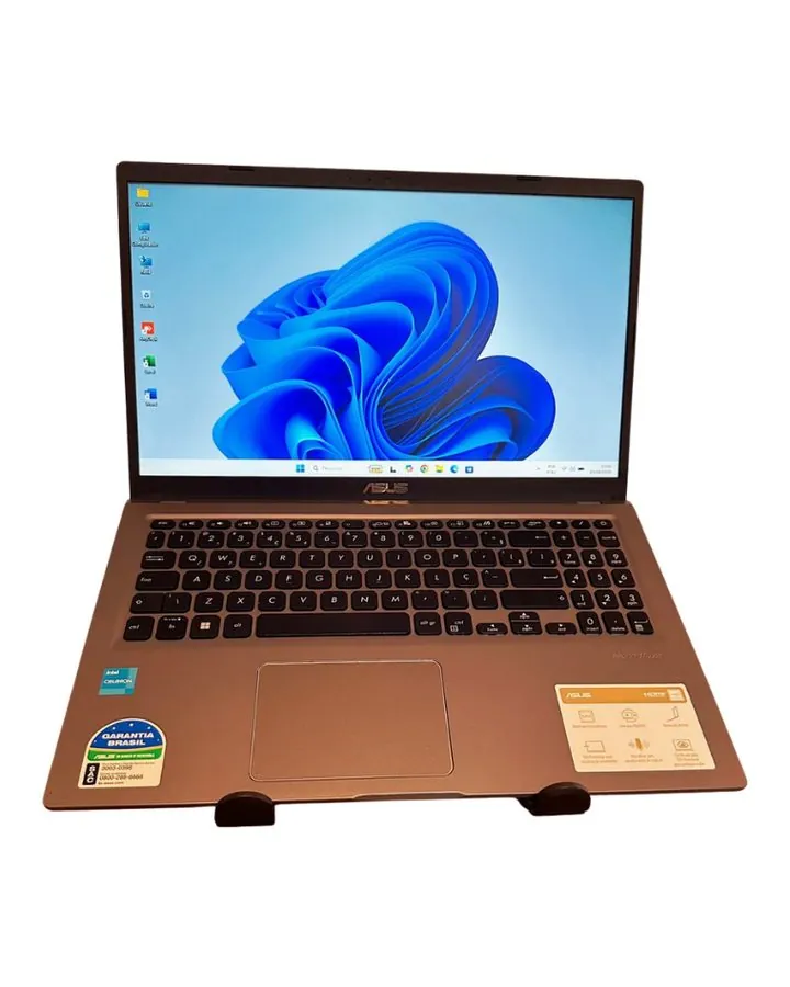 Notebook seminovo Asus, visto de frente, tela ligada