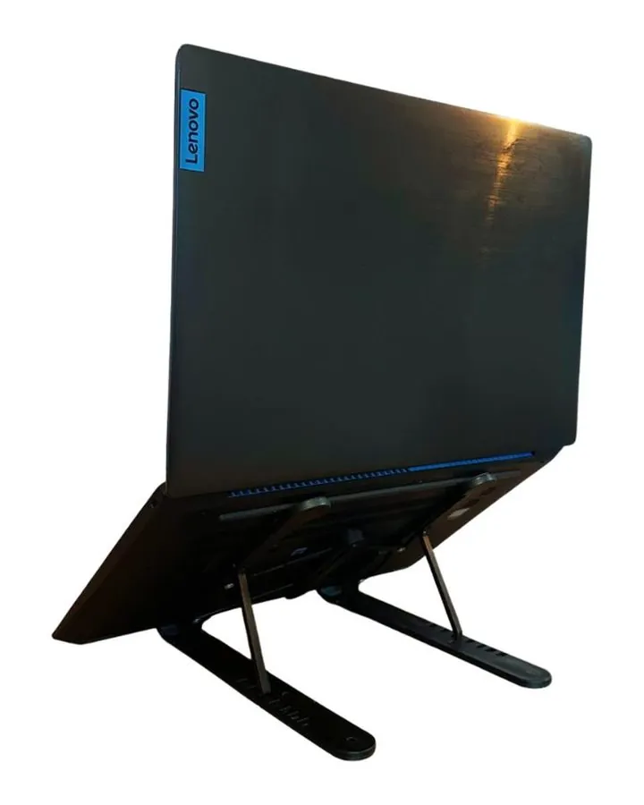 Notebook seminovo Lenovo, visto de trás sobre suporte