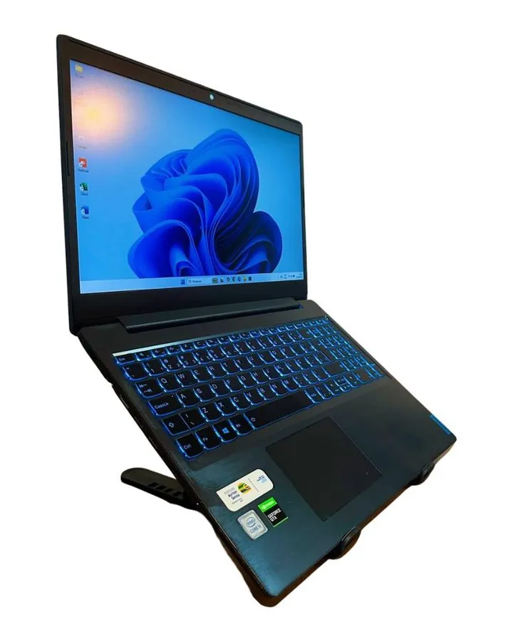 Notebook seminovo Lenovo, visto de lado, tela ligada