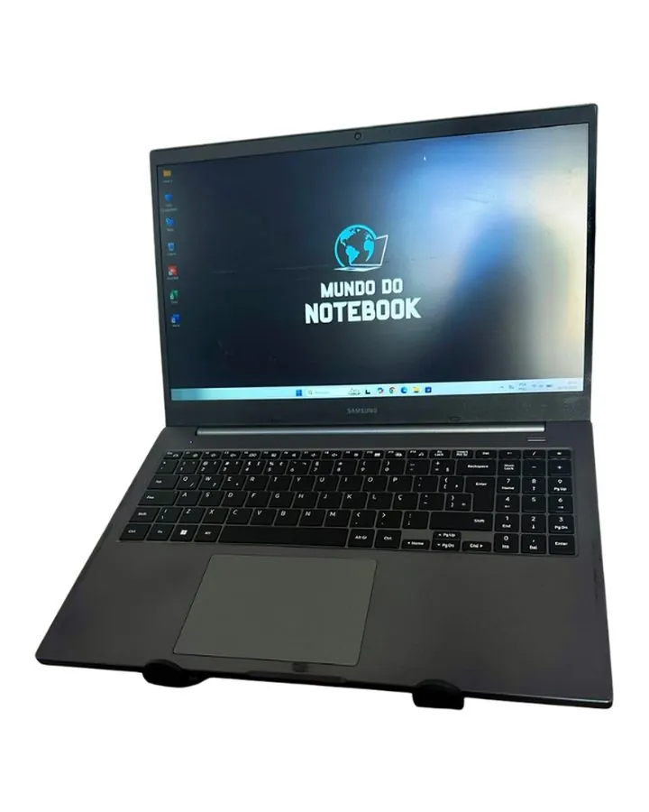 Notebook seminovo Samsung, visto de frente, tela ligada