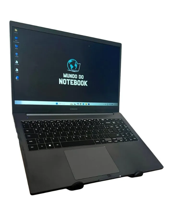 Notebook seminovo Samsung, visto de lado, tela ligada