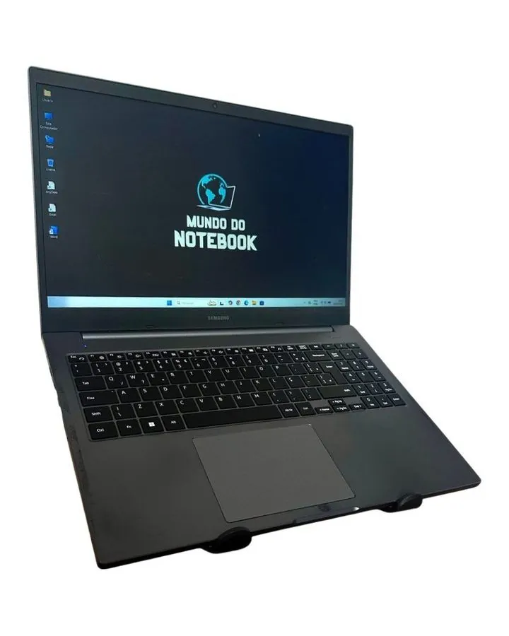 Notebook seminovo Samsung, tela ligada, visto de frente